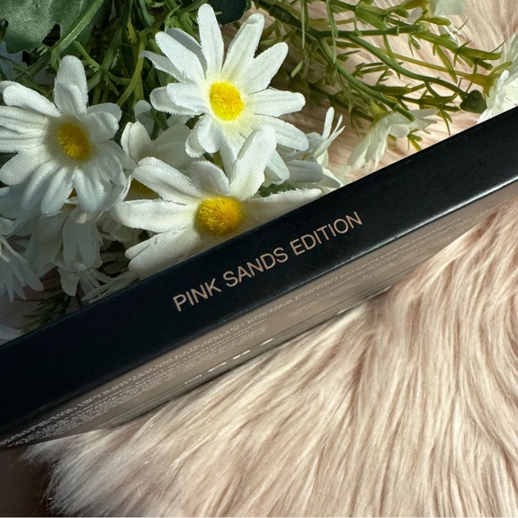 BRAND NEW HUDA BEAUTY 3D Highlighter Pallete in Pink Sand Edition! Unused!! - Picture 4 of 10